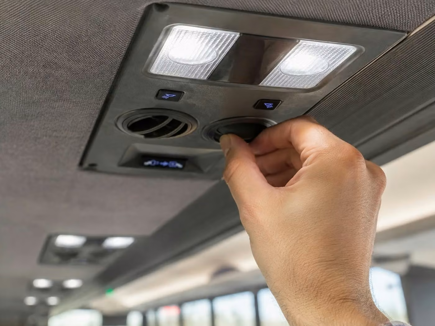 cedar rapids 15 passenger minibus air conditioning