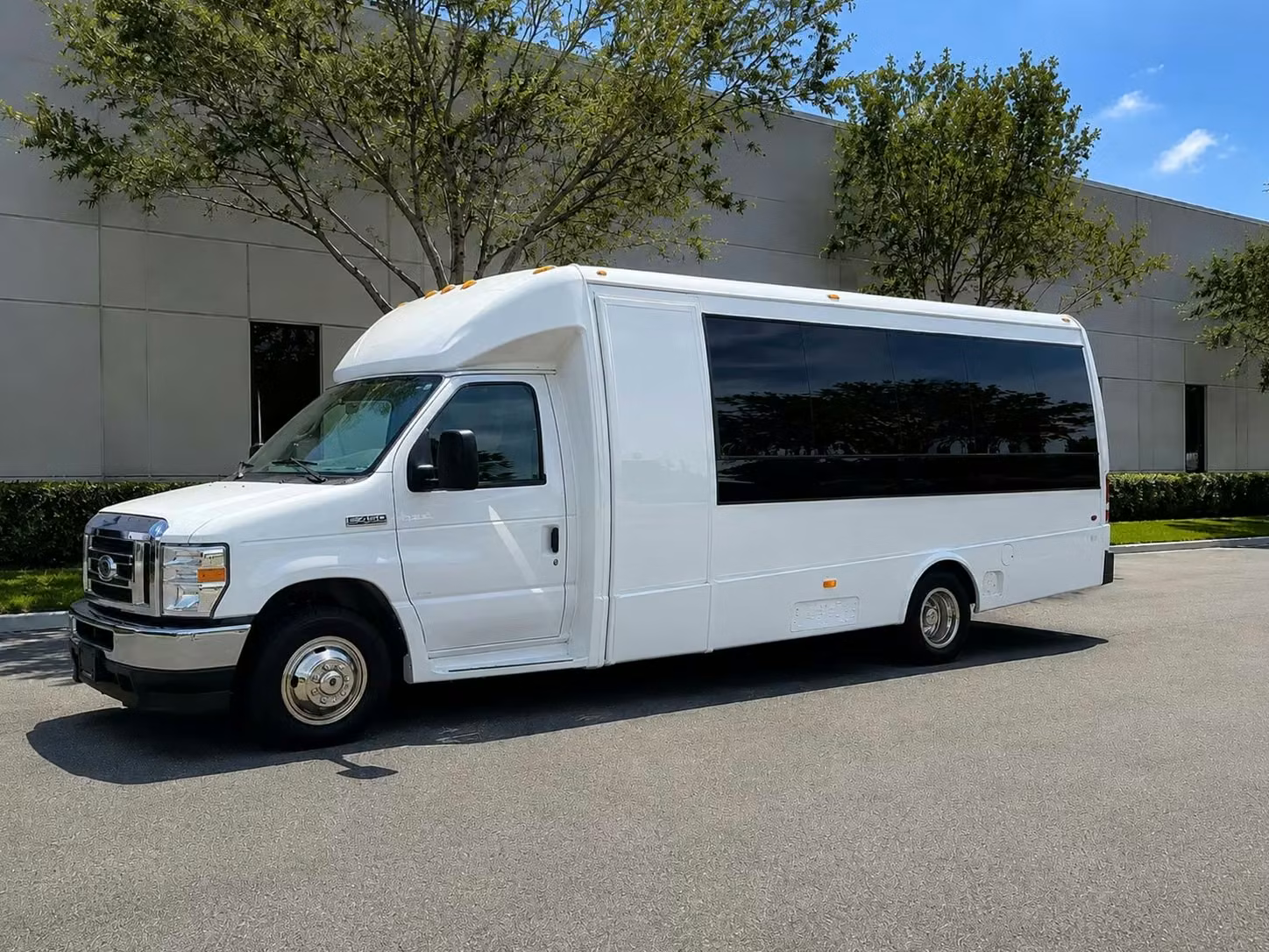 cedar rapids 15 passenger minibus rental