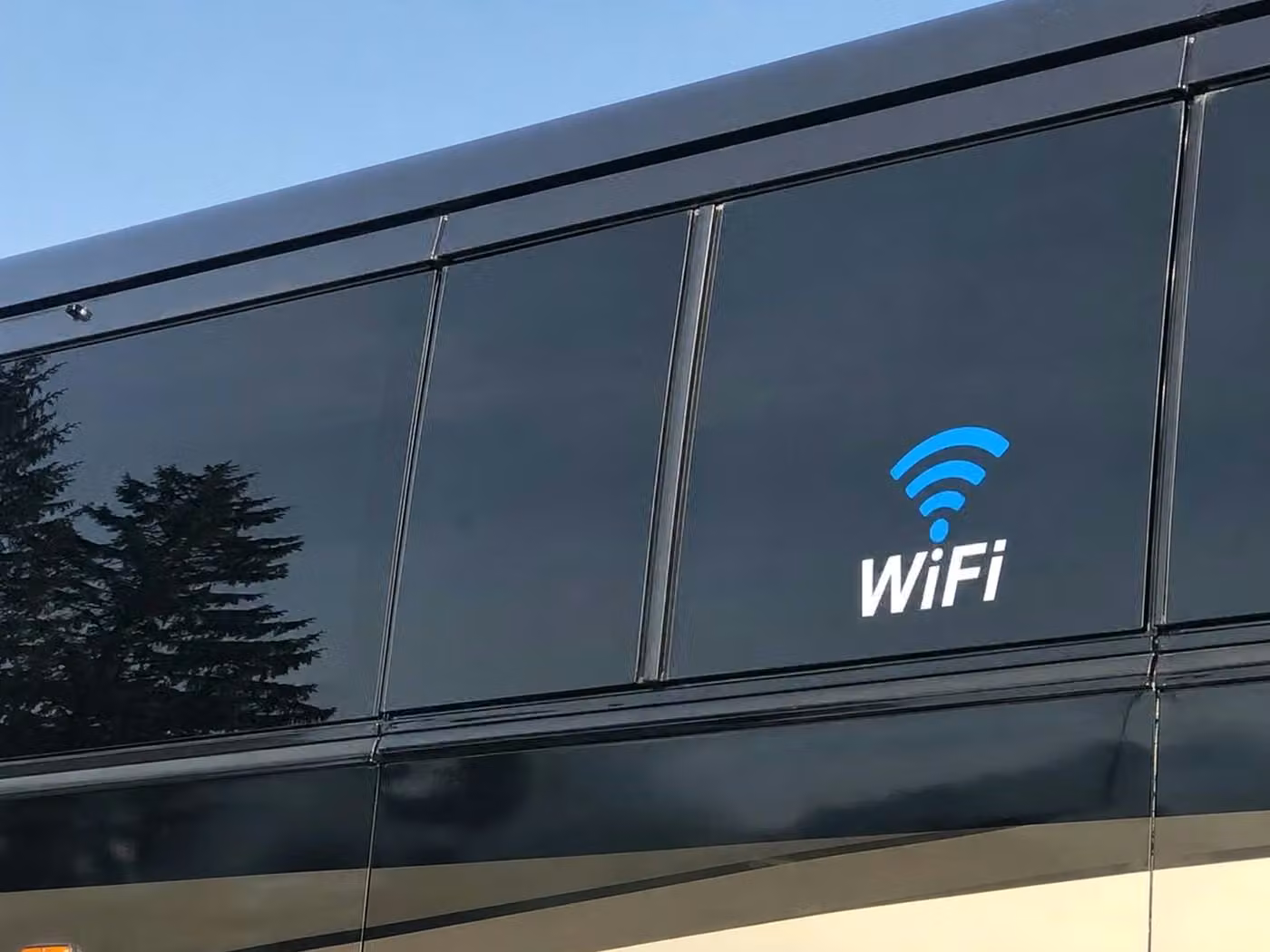 cedar rapids 15 passenger minibus wifi