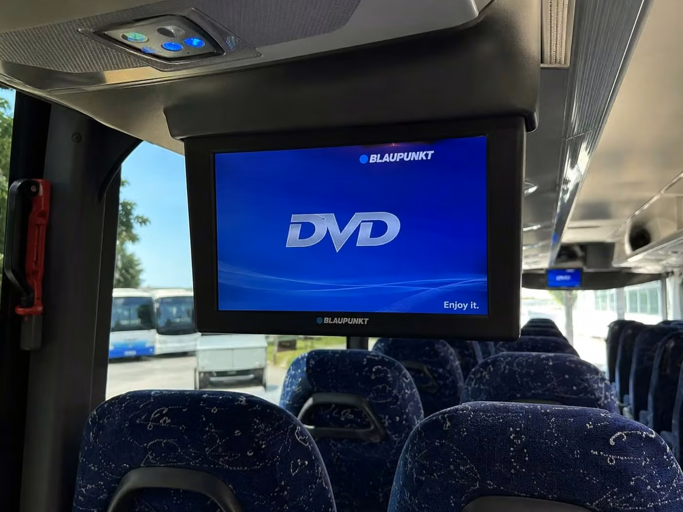 cedar rapids 56 passenger charter bus tvs